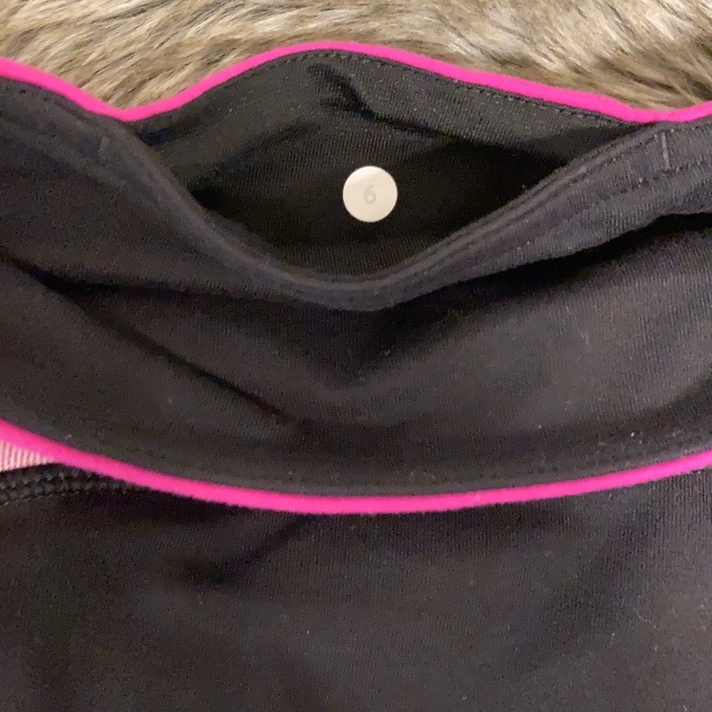 Lululemon reversible black pink workout shorts 6 - Picture 5 of 5